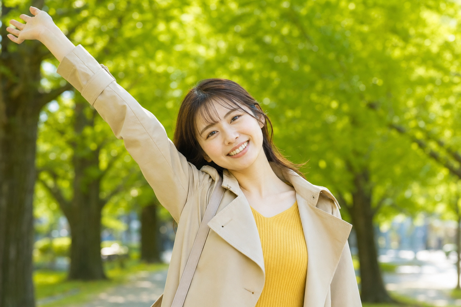 公園で笑顔の女性